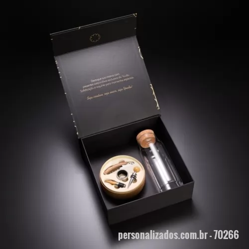 Kit gourmet personalizado - 	Kit Gourmet com saladeira em bambu (21,4x21,4x7cm), conjunto com 2 talheres para salada (30x6cm) e suporte de copos em bambu com 4 peças.