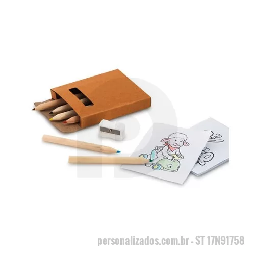 Kit lápis personalizado - Composto por 6 unidade de lápis, 15 cartões para colorir e um apontador, o kit lápis de cor para colorir personalizado é um brinde personalizado de baixo custo e com ótima área para impressão de logomarca customizada.