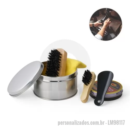 Kit limpeza de sapato personalizado - Kit de limpeza de sapatos. Com 6 peças: 1 cera incolor para sapatos, 1 flanela amarela, 2 escovas em madeira, 1 calçadeira e 1 embalagem lata. Gravação da logomarca a laser já inclusa.
