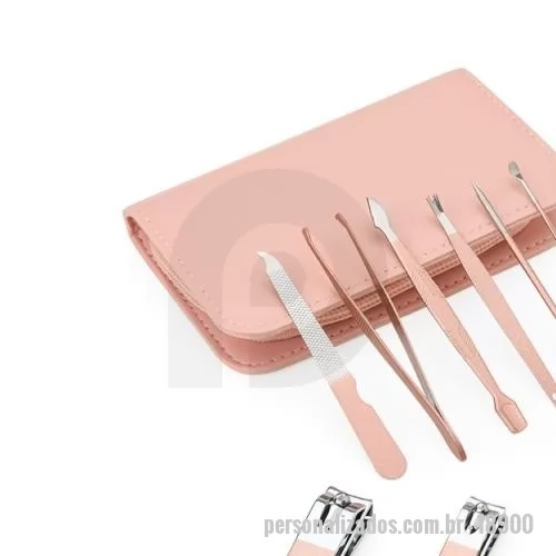 Kit manicure personalizado - Kit Manicure 10 peças em estojo de couro sintético, perfeito para embelezar e cuidar das unhas, podendo ser usado em casa ou em salões de beleza. Com três cortadores de unha, tesoura, lixa, pinça, empurrador de cutícula, removedor de cutícula, palito de unha e espátula para ouvido, este kit oferece tudo o que precisa para manter as unhas e cuidados sempre em dia.