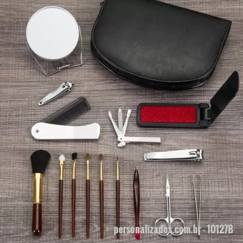 Kit manicure personalizado - Kit manicure Personalizado - 10127B - Kit Manicure 15 Peças  Descrição: Kit manicure com 15 peças, acomodado em estojo de couro sintético com fechamento em zíper. A parte interna é revestida com plástico em relevo e conta com elásticos de fixação para manter todos os itens firmes e organizados.  O kit contém:  Pente  Removedor de pelos  Espelho duplo  Empurrador de cutícula  Pinça  Cortador de unha  Tesoura  Mini kit unha 3 em 1 (empurrador de cutícula, lixa e limpador de unha)  Cortador de cutícula  6 pincéis: blush, sombra, esfumador, côncavo, batom e pente para sobrancelhas  Especificações:  Medidas para gravação (CxL): 17,5 cm × 12,5 cm  Tamanho total aproximado (CxL): 18,5 cm × 13,2 cm  Peso aproximado: 327 g - 178446 - Kit manicure