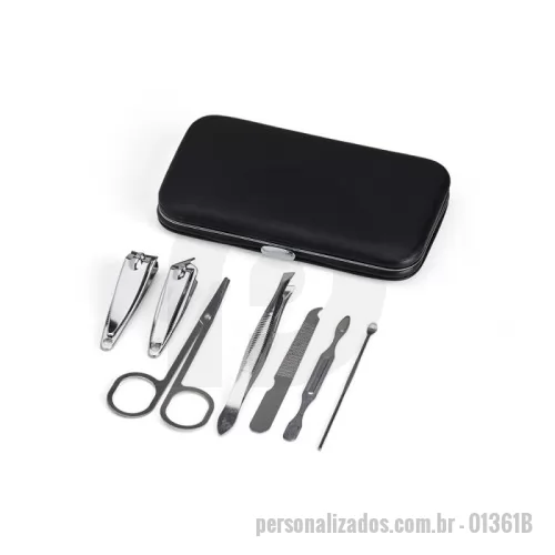 Kit manicure personalizado - Kit manicure 7 peças em estojo de couro sintético. Possui: dois cortadores de unhas, tesoura, lixa, pinça, empurrador de cutícula e espátula para ouvido. Parte interna de TNT com suporte de couro sintético para fixar as peças. Para abrir o estojo basta apertar o botão central.  Largura :  6,7 cm  Comprimento :  10,7 cm  Espessura :  1,7 cm