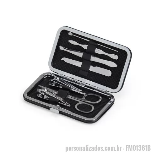 Kit manicure personalizado - Descrição: Kit manicure 7 peças em estojo de couro sintético. Possui: dois cortadores de unhas, tesoura, lixa, pinça, empurrador de cutícula e espátula para ouvido. Parte interna de TNT com suporte de couro sintético para fixar as peças. Para abrir o estojo basta apertar o botão central.  Largura :  6,7 cm  Comprimento :  10,7 cm  Espessura :  1,7 cm  Medidas aproximadas para gravação (CxL):  4,5 cm x 9,5 cm  Peso aproximado (g):  76