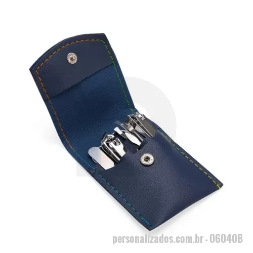 Kit manicure personalizado - Kit manicure 7 peças em estojo de couro sintético. Contém: tesoura, 2 cortadores de unha, pinça, lixa, empurrador de cutícula e espátula para ouvido.