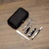  Kit manicure 6 peças em estojo de couro sintético. Possui: lixa, pinça, empurrador de cutícula, cortador de cutícula, tesoura e cortador de unha. Parte interna de plástico com suporte de couro para fixar as peças. Para abrir o estojo basta apertar o botão central.  Medidas aproximadas para gravação (CxL):  9 cm x 4 cm  Tamanho total aproximado  (CxL):  10,3 cm x 6,2 cm  Peso aproximado (g):  105