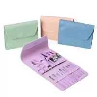Descrição: Kit manicure 16 peças em estojo de couro sintético estilo envelope, contém: tesoura, alicate de cutícula, pinça, 3 cortadores de unha, lixa, 2 bisturis, raspador, empurrador de cutícula, removedor de cutícula, espátula dupla para limpeza das unhas, limpador de ouvido, palito de unha e espátula para ouvido.  Largura :  13,8 cm  Espessura :  1,6 cm  Comprimento :  10,7 cm
