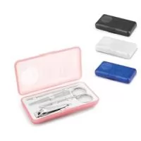 Kit de 4 peças para manicure: cortador de unhas, tesoura, pinça e empurra cutículas. Fornecido em estojo. Gravação da logomarca em 1 cor já inclus