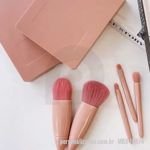 Kit maquiagem personalizado - Kit Pincel 5 Peças .Cada pincel tem uma função: o de corretivo para suavizar imperfeições, o de esfumar para um olhar natural, e o de batom para aplicação precisa. Esse kit é perfeito para deixar a beleza sempre em dia.