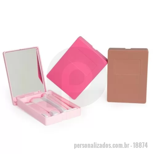 Kit maquiagem personalizado -  Tudo o que você precisa para uma maquiagem perfeita! Com estojo prático em plástico com trava, espelho e 5 pincéis, é possível se maquiar a qualquer hora e lugar. Cada pincel tem uma função: o de corretivo para suavizar imperfeições, o de esfumar para um olhar natural, e o de batom para aplicação precisa. Esse kit é perfeito para deixar a beleza sempre em dia.