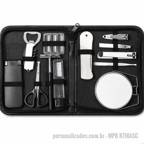 Kit masculino personalizado - Kit masculino Personalizado - MPB KTMASC - Kit masculino 12 peças em estojo de couro sintético, parte interna revestida com plástico em relevo e elástico para fixação dos itens. Possui: removedor de pelos, abridor saca rolha, tesoura, aparelho de barbear, lâminas para barba (3 unidades), escova de dente, pente, cortador de cutícula, mini kit unha 3 em 1(empurrador de cutícula, lixa, limpador de unha), cortador de unha, pinça e espelho duplo com aumento com uma cor de impressão - 181983 - Kit masculino