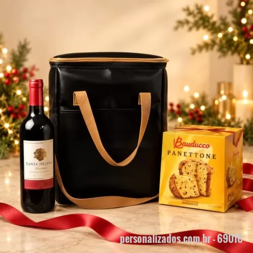 Kit Natal personalizado - O kit contém: Bolsa térmica para vinho 32x25x16cm 1 vinho chileno Santa Helena 750ml 1 Panettone Bauducco 400g