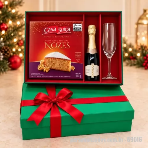 Kit Natal personalizado - O kit contem: 1 Chandon baby brut 187ml 1 Taça gallant 1 Bolo suíço de natal de nozes casa suíça 400g Caixa cartonada 34x25x8cm