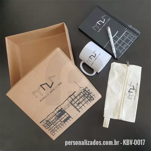 Kit personalizado - Kit Boas vindas/Welcome kit com 1 Caneca de Cerâmica de 300ml + 1 Caderneta 14x21 cm+ 1 Caixa Kraft 24x24x8cm + 1 Caneta Plástica + 1 Estojo de Lona. 