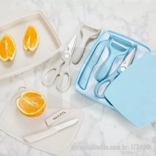 Kit personalizado - Kit Cozinha 3 Peças em plástico de palha de trigo e inox. Contém tesoura culinária, faca com protetor e descascador de legumes. Acompanha bandeja e tampa, podendo ser utilizada como recipiente e tábua para corte.  Altura :  3,4 cm  Largura :  16,7 cm  Comprimento :  23 cm