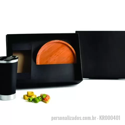 Kit personalizado -  Conta com copo térmico preto com tampa e abridor de garrafa 500ml; petisqueira redonda em bambu. Copo conta com dupla parede de inox, isolada a vácuo para manter a temperatura por mais tempo