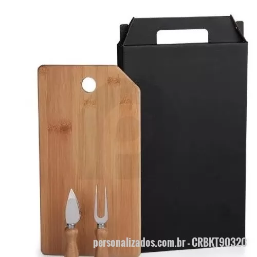 Kit personalizado - Composto por tábua confeccionada em tripla camada invertida de bambu e conjunto de faca e garfo para queijo em aço Inox com cabo em bambu.  Conj. Tábua De 1 Furo, Garfo E Faca Para Queijo - 3 Peças
