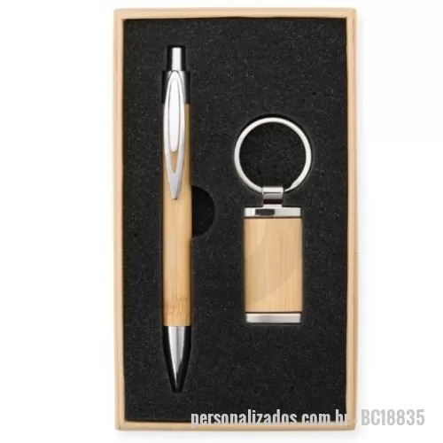 Kit personalizado - Este kit é a escolha ideal para quem aprecia praticidade e um design natural. O estojo com espuma interna mantém a caneta e o chaveiro bem organizados e protegidos, prontos para o uso. Combinando metal e bambu, as peças têm um visual elegante e resistente, destacando a beleza natural do bambu em cada detalhe. Uma opção funcional e charmosa, perfeita para o dia a dia ou para presentear com bom gosto e simplicidade. Com seu logo estampado a laser na caneta, chaveiro e (SIlk ou adesivo na caixa)