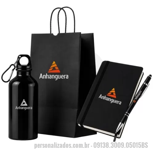 Kit personalizado - Kit Personalizado - 09138.3009.05015BS - Características Um kit elegante e funcional, ideal para ações promocionais, eventos corporativos, treinamentos, SIPAT, integração de colaboradores, campanhas de marketing e presentes institucionais. Com design moderno e acabamento sofisticado, este conjunto transmite profissionalismo e fortalece a identidade da sua marca.  O kit contém: ? Moleskine personalizado ? Garrafa com mosquetão ? Caneta Touch personalizada ? Sacola personalizada - 183551 - Kit