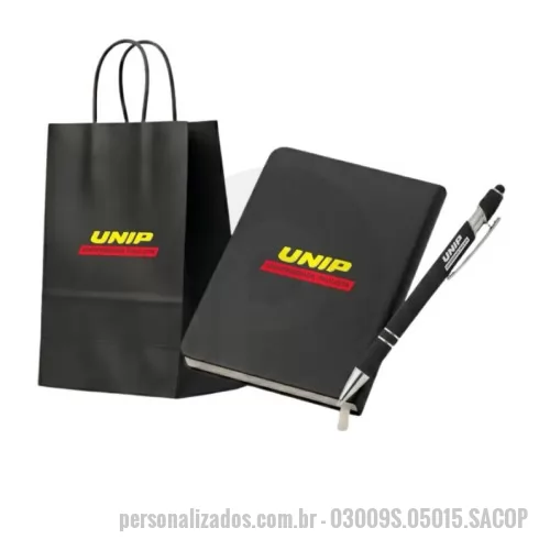 Kit personalizado - Kit Personalizado - 03009S.05015.SACOP - Itens Inclusos e Descrição Técnica Sacola Kraft Mini: Dimensões: 9,5 x 7,5  Características: Uma embalagem ultra compacta em papel kraft de fibra natural, com pegas torcidas resistentes. O seu tamanho reduzido confere um aspeto minimalista e exclusivo, ideal para apresentações delicadas. Moleskine Kraft Medium: Dimensões: 9 x 14 Características: Capa maleável ou rígida em cartão kraft texturado, com cantos arredondados que evitam as orelhas no papel. Possui o tamanho ideal para notas estruturadas, oferecendo uma excelente área de escrita sem perder a portabilidade. Caneta Touch Emborrachada (Soft Touch): Características: Corpo com acabamento emborrachado fosco, que proporciona uma aderência impecável e conforto ergonómico durante a escrita. Equipada com detalhes cromados, ponta esferográfica de escrita fluida e uma ponteira touch screen de alta precisão no topo. - 183552 - Kit