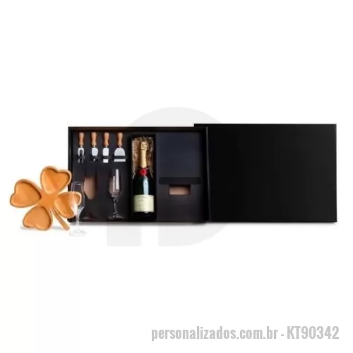 Kit pestiqueira personalizado - Conta com petisqueira formato de trevo em bambu; Duas facas, uma espátula e um garfo para queijo em madeira/inox; Duas taças para champanhe em vidro; Espaço para garrafa com palha (NÃO ACOMPANHA GARRAFA).