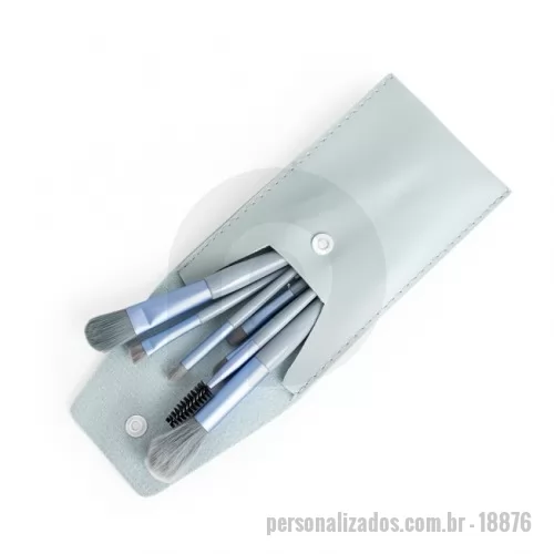 Kit pincel para maquiagem personalizado - Mantenha seus pincéis organizados e protegidos durante o dia a dia. O nosso kit contém: 1 Pincel para pó, 1 pincel língua de gato para base, 1 pincel chanfrado para sombras, 1 pincel para esfumar, 1 pincel para lábios, 1 pincel para sombras, 1 pincel língua de gato pequeno, 1 pincel de escovinha, tudo isso em um lindo estojo de couro sintético. O item perfeito para presentear os amantes da beleza.