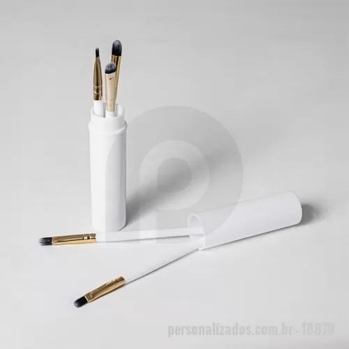 Kit pincel para maquiagem personalizado - Tenha uma maquiagem perfeita com este kit essencial de pincéis, ideal para precisão e acabamento. Com cerdas macias e cabos plásticos ergonômicos, oferece conforto e resultados impecáveis para iniciantes e profissionais. Inclui um pincel língua de gato, perfeito para bases líquidas ou cremosas; um chanfrado, ideal para delinear olhos e sobrancelhas; um côncavo, indispensável para esfumar sombras; um pincel para aplicar sombras de forma uniforme; e um para corretivo, perfeito para cobrir imperfeições e iluminar pontos estratégicos.