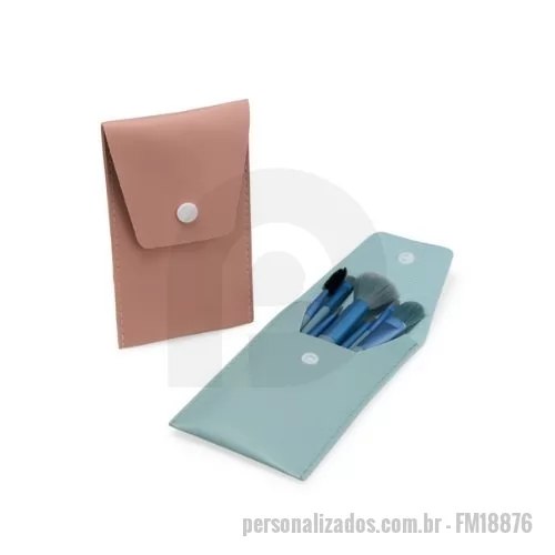 Kit pincel para maquiagem personalizado - Descrição: Mantenha seus pincéis organizados e protegidos durante o dia a dia. O nosso kit contém: 1 Pincel para pó, 1 pincel língua de gato para base, 1 pincel chanfrado para sombras, 1 pincel para esfumar, 1 pincel para lábios, 1 pincel para sombras, 1 pincel língua de gato pequeno, 1 pincel de escovinha, tudo isso em um lindo estojo de couro sintético. O item perfeito para presentear os amantes da beleza.  Altura :  14,8 cm  Largura :  8,8 cm  Espessura :  1,3 cm  Medidas aproximadas para gravação (CxL):  7 cm x 5,5 cm  Peso aproximado (g):  37