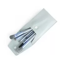 Mantenha seus pincéis organizados e protegidos durante o dia a dia. O nosso kit contém: 1 Pincel para pó, 1 pincel língua de gato para base, 1 pincel chanfrado para sombras, 1 pincel para esfumar, 1 pincel para lábios, 1 pincel para sombras, 1 pincel língua de gato pequeno, 1 pincel de escovinha, tudo isso em um lindo estojo de couro sintético. O item perfeito para presentear os amantes da beleza.