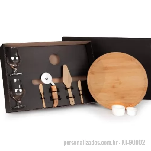Kit pizza personalizado - Kit para Pizza e Cerveja. Conta com tábua para Petisco/Pizza, espátula para Pizza e duas espátulas 14cm em Bambu; cortador de Pizza em Madeira/Inox; duas taças para cerveja em vidro e dois ramekins em porcelana.