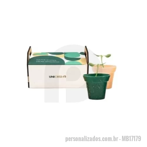 Kit planta personalizado - Kit sustentável com dois vasinhos de fibras naturais, cercados por uma delicada cerquinha de MDF, acompanhado de sementes de flores, temperos ou hortaliças para cultivo. Embalagem em papel reciclado, medindo 12,5 x 8 cm, que une charme e consciência ambiental. Ideal como brinde, lembrança ou presente ecológico, proporcionando uma experiência prática, educativa e interativa, incentivando o cuidado com a natureza. Contém 2 vasos de fibra natural Semente de temperos ou hortaliças de sua escolha 2 pazinha Cerquinha em MDF Tag personalizada embalado todo o produto