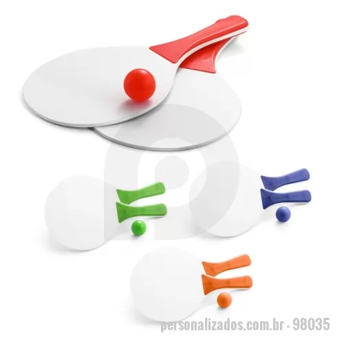 Kit praia personalizado - Kit de raquetes de praia personalizado, composto por duas raquetes em MDF e bola em PVC. Leve, prático e divertido, é ideal para praia, parques, clubes, hotéis, resorts, eventos ao ar livre, campanhas de verão e ações promocionais. As raquetes possuem pegadores coloridos e ampla superfície para personalização com logotipo, marca ou identidade visual da empresa, proporcionando excelente exposição durante o uso. Uma ótima opção de brinde esportivo para clientes, colaboradores, equipes e eventos corporativos. Medidas aproximadas de cada raquete: 19 x 33 x 0,5 cm. Acompanha bola em PVC colorida. Produto indicado para lazer, recreação e campanhas promocionais de verão.
