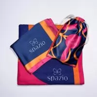Canga + saquinho. Kit com canga Salinas 140x70 e saquinho para guardar, os dois personalizados com a sua marca. O kit também pode levar toalha de praia, bolsa ou chapéu. Para ações de verão, eventos, hotéis e presentes de fim de ano. Pedido mínimo: 30 kits. Arte criada pelo nosso estúdio, sem custo no pedido fechado. Fábrica própria no Rio de Janeiro e envio para todo o Brasil. Prazo a partir de 15 dias úteis após a aprovação da arte e o pagamento.