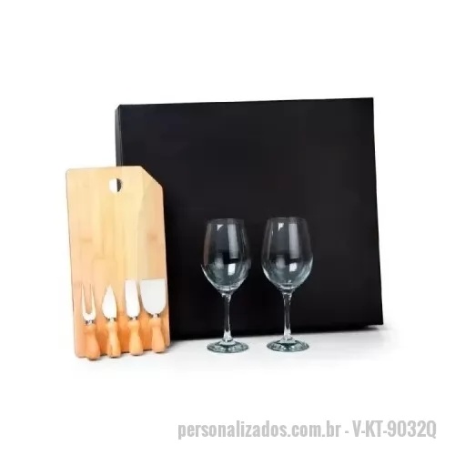 kit queijo personalizado - Kit personalizado Queijo e Vinho. Composto por tábua em Bambu; duas taças em vidro para Vinho; duas facas, sendo uma com ponta e outra reta, um garfo e uma espátula em Madeira/Inox.