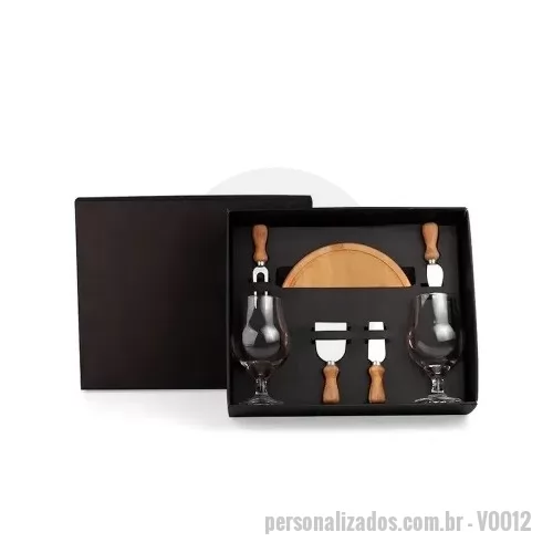 kit queijo personalizado - Kit queijo Personalizado contendo: tábua de corte em bambu, 2 taças de vidro de 340ml, 2 utensílios de inox para queijo. 01 caixa de papel para acomodação dos itens. Personalização nos itens e na tampa da caixa.