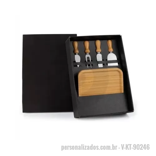 kit queijo personalizado - Kit Personalizado para petisco/queijo. Conta com petisqueira em bambu; duas facas, sendo uma com ponta e outra reta, garfo e espátula em madeira/inox.  Dimensões do Produto Petisqueira: 20x20x1,9cm Sugestão de Personalização Uma gravação a Laser na petisqueira; Silk/Digital na tampa da caixa. Embalagem Caixa Preta 355x245x93 mm (AxLxP) Peso 775 g (com embalagem)