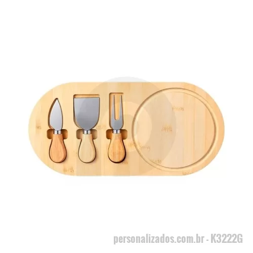 kit queijo personalizado - Kit para queijo composto por quatro itens: tábua de corte em bambu com canaleta e ímã para encaixe dos utensílios, faca para queijo, espátula e garfo de duas pontas. Os três utensílios possuem lâminas em inox e cabos de bambu. Gravação da logomarca a laser já incluso.
