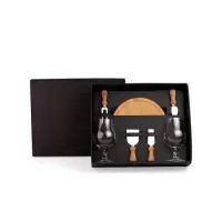 Kit queijo Personalizado contendo: tábua de corte em bambu, 2 taças de vidro de 340ml, 2 utensílios de inox para queijo. 01 caixa de papel para acomodação dos itens. Personalização nos itens e na tampa da caixa.