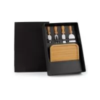 Kit Personalizado para petisco/queijo. Conta com petisqueira em bambu; duas facas, sendo uma com ponta e outra reta, garfo e espátula em madeira/inox.  Dimensões do Produto Petisqueira: 20x20x1,9cm Sugestão de Personalização Uma gravação a Laser na petisqueira; Silk/Digital na tampa da caixa. Embalagem Caixa Preta 355x245x93 mm (AxLxP) Peso 775 g (com embalagem)