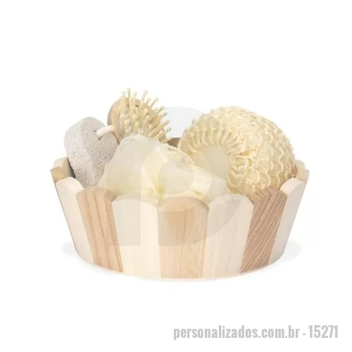 Kit SPA personalizado - Kit banho com estilo natural envolvido em um cesto de madeira. Contém 4 itens: escova de madeira com cerdas macias, pedra-pomes, esponja redonda e uma esponja de nylon.