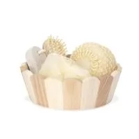 Kit banho com estilo natural envolvido em um cesto de madeira. Contém 4 itens: escova de madeira com cerdas macias, pedra-pomes, esponja redonda e uma esponja de nylon.