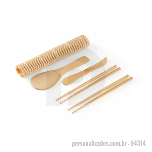 Kit sushi personalizado - Kit para sushi em bambu com tapete, 2 pares de hashi, 1 colher e 1 faca em bambu. Fornecido em caixa presente de papel kraft. Caixa: 245 x 100 x 33 mm