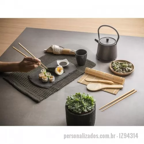 Kit sushi personalizado - Kit para sushi em bambu com tapete, 2 pares de hashi, 1 colher e 1 faca em bambu. Fornecido em caixa presente de papel kraft. Caixa: 245 x 100 x 33 mm