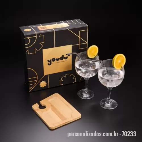 Kit taça personalizado - Kit para gin tônica contendo duas taças pra gin em vidro 600ml, dois canudos em aço inox e porta petiscos em bambu (16x14,8x1,4cm).