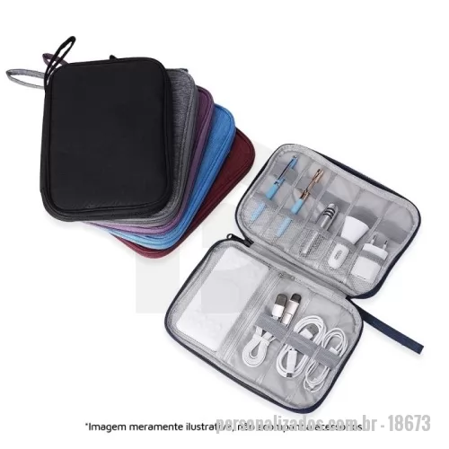 Kit Tecnologico personalizado - Estojo para kit tecnológico a prova d’água de poliéster possui 5 compartimentos com elástico e uma pequena tela de proteção, 3 elásticos centralizados, um bolso de tela com zíper e uma alça de mão.   Obs : Imagens meramente ilustrativas, não acompanham acessórios.  Altura :  18,2 cm  Largura :  24,5 cm  Profundidade :  3,8 cm