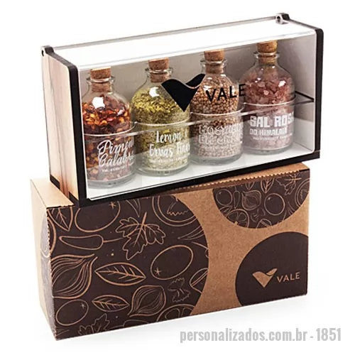 Kit tempero personalizado - Kit composto por 4 frascos de vidro com os seguintes temperos: Sal Rosa, Lemon e Ervas Finas, Pimenta Calabresa Flocada e Mostarda em grãos, e outras combinações, acondicionados em caixa de madeira MDF formato 19,5 x 10,5 x 6 cm com tampa de acrílico, acondicionado em caixa de papel kraft 350 g. A personalização é em silkscreen 1 cor na tampa da caixa e na tampa de acrílico..