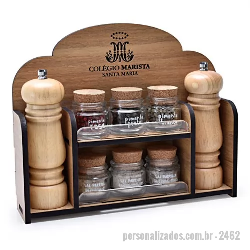 Kit tempero personalizado - Kit composto por 6 potes de vidro com tempero – Pimenta Rosa, Pimenta Preta, Pimenta Branca, Sal Parrilla Defumado, Sal Parrilla Chimichurri, Sal Parrilla Ervas Florais e 1 moedor de madeira. Os produtos são acondicionados em caixa de madeira MDF ecológica. A personalização na embalagem de madeira, na embalagem externa de papel kraft e nos 2 moedores é em silkscreen 1 cor. Formato da caixa 28 x 23 x 6,5 cm