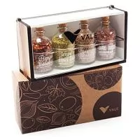 Kit composto por 4 frascos de vidro com os seguintes temperos: Sal Rosa, Lemon e Ervas Finas, Pimenta Calabresa Flocada e Mostarda em grãos, e outras combinações, acondicionados em caixa de madeira MDF formato 19,5 x 10,5 x 6 cm com tampa de acrílico, acondicionado em caixa de papel kraft 350 g. A personalização é em silkscreen 1 cor na tampa da caixa e na tampa de acrílico..
