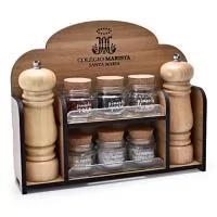 Kit composto por 6 potes de vidro com tempero – Pimenta Rosa, Pimenta Preta, Pimenta Branca, Sal Parrilla Defumado, Sal Parrilla Chimichurri, Sal Parrilla Ervas Florais e 1 moedor de madeira. Os produtos são acondicionados em caixa de madeira MDF ecológica. A personalização na embalagem de madeira, na embalagem externa de papel kraft e nos 2 moedores é em silkscreen 1 cor. Formato da caixa 28 x 23 x 6,5 cm