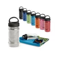 Kit toalha e garrafa. Toalha para esporte em poliamida e poliéster. Toalha refrescante, quando molhada permanece fria durante horas. Se aquecer, basta balançar reativando sua frescura. Reutilizável e lavável à máquina. Garrafa em PP e PET com mosquetão incluso. Capacidade até 440 mL. Caixa branca 94653 vendida opcionalmente. Certificação EU Food Grade. Toalha: 300 x 800 mm  Caixa exterior (m): 0,530X0,470X0,390 Peso da caixa (Kg.): 11.300 Peso do Produto (g.): 99 Caixa Exterior (Un.): 100 Caixa interior (Un.): 1 NCMS: 63029300 Packing individual: Polybag Packing após gravação: Polybag Certificados: REACH, Food Safety, BPA Free País de origem: China