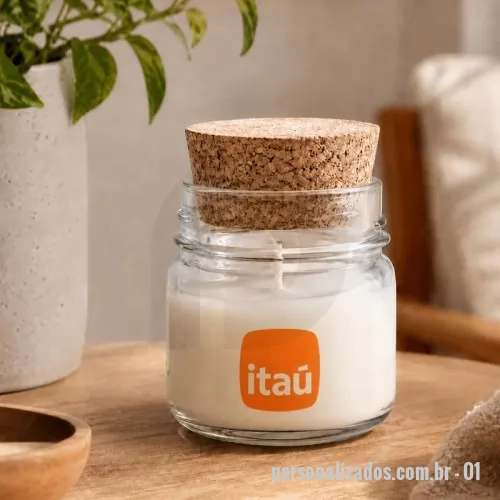 Kit vela personalizado - O kit com 3 velas aromáticas de 40g cada traduz elegância e tranquilidade em forma de aroma. Com cera vegetal de coco, pavio de algodão ou madeira, e fragrâncias premium, possuem presença sofisticada e equilibrada. Ótimo para se destacar no ambiente, é um item refinado e que emociona. Enquanto um brinde simples é esquecido na gaveta, uma vela com a marca do seu cliente perfuma a casa dele por semanas, e mantém a lembrança viva. É esse brinde que a Moulin fabrica para você.